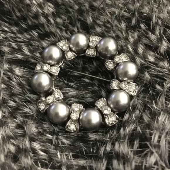 Vintage Silver Pearl and Rhinestone Costume Brooch - Picture 3 of 8